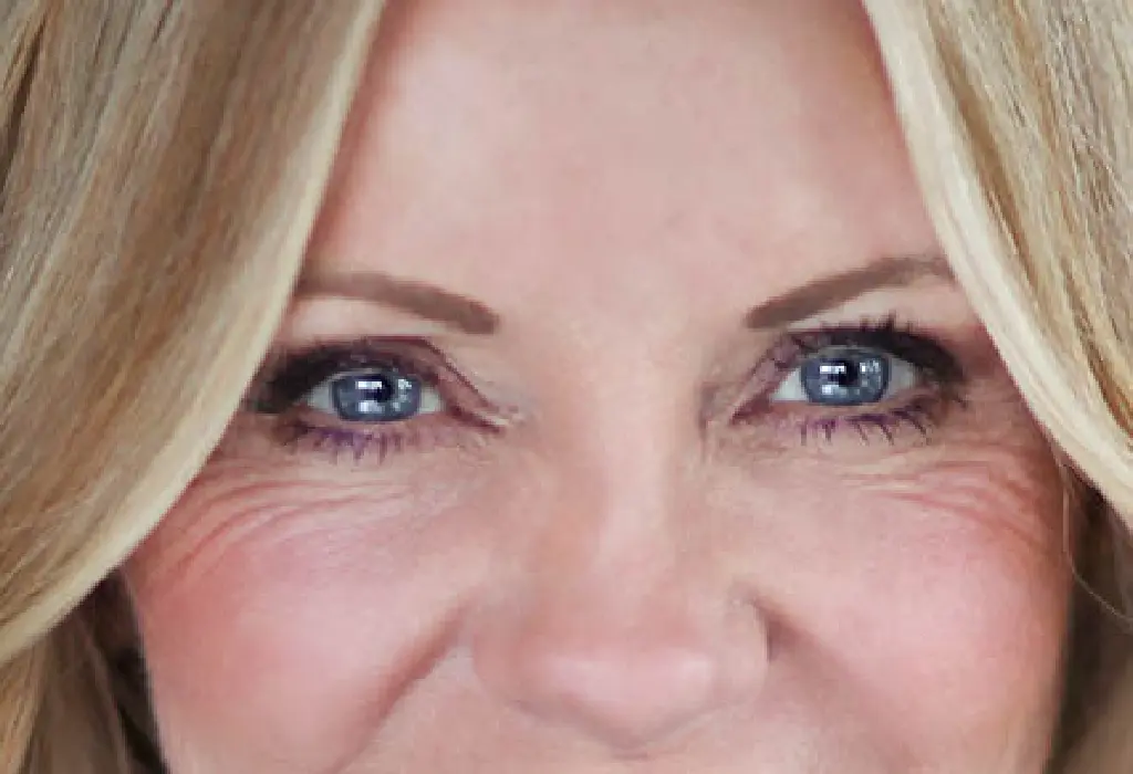 Glückliche Augen einer Frau, der HYLO-VISION<sup>®</sup> SafeDrop<sup>®</sup> Lipocur<sup>®</sup> Augentropfen geholfen haben.