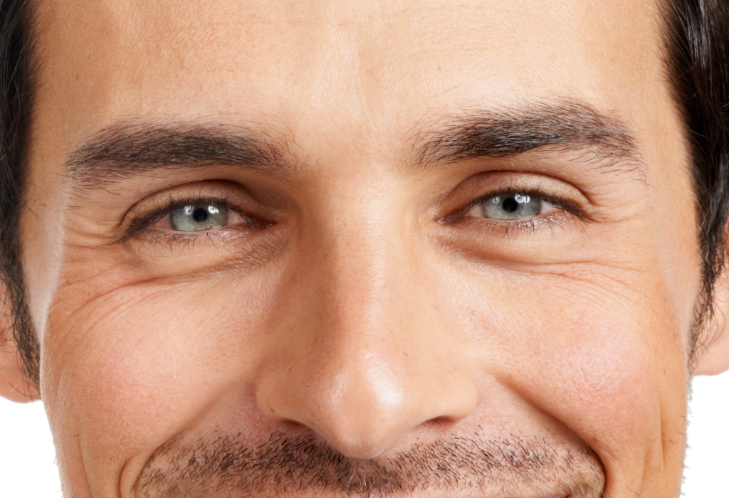 Augen eines Mannes, der mithilfe HYLO-VISION® Augentropfen wieder lächeln kann.