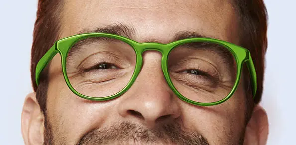 Augen eines Mannes, der eine grüne Brille trägt: Dank HYLO-VISION<sup>®</sup> SafeDrop<sup>®</sup> Vital Augentropfen lächeln sie wieder.